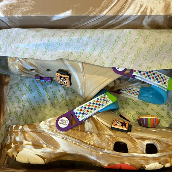 NWT Limited Edition BRAND NEW Cinnamon Toast Crunch Crocs Size M10/W12 - Picture 3 of 9